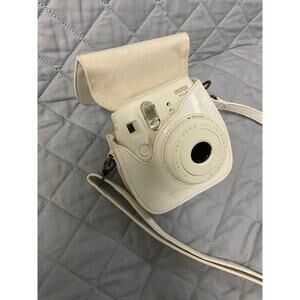 Fujifilm Instax Mini 8 Instant Film Camera White w/ carrying Case